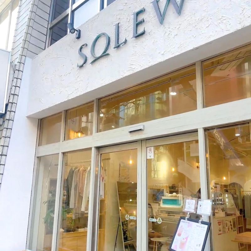 【solew cafe（ソルーカフェ）】＠momo_bichon_frise（モモ　耳ぴょこビションフリーゼ） ｜新宿のペット同伴OKなドッグカフェ